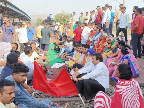 न्यूज़ 2- ब्रजराजगर रेल रोको  आंदोलन को सीनियर सिटीजन कमेटी ने जायज ठहराया, लॉ एंड ऑर्डर की स्थिति पूरी तरह कन्ट्रोल में  हालांकि अप्रिय स्थिति न हो इस पर हमारी नजर –  (वरिष्ठ मण्डल सुरक्षा आयुक्त ऋषि कुमार शुक्ला)