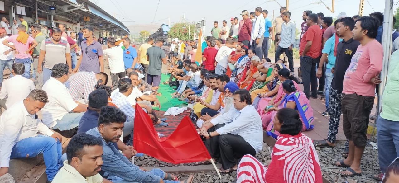 न्यूज़ 2- ब्रजराजगर रेल रोको  आंदोलन को सीनियर सिटीजन कमेटी ने जायज ठहराया, लॉ एंड ऑर्डर की स्थिति पूरी तरह कन्ट्रोल में  हालांकि अप्रिय स्थिति न हो इस पर हमारी नजर –  (वरिष्ठ मण्डल सुरक्षा आयुक्त ऋषि कुमार शुक्ला)