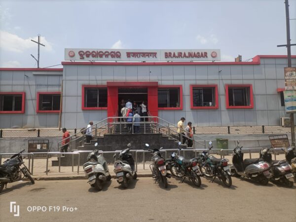 ब्रजराजगर ब्रेकिंग – 12 घँटे का रेल रोको आंदोलन हुआ समाप्त, 15 लोगों किया गया गिरफ्तार, आला अधिकारियों से बातचीत बेनतीजा, रेल यातायात चालू