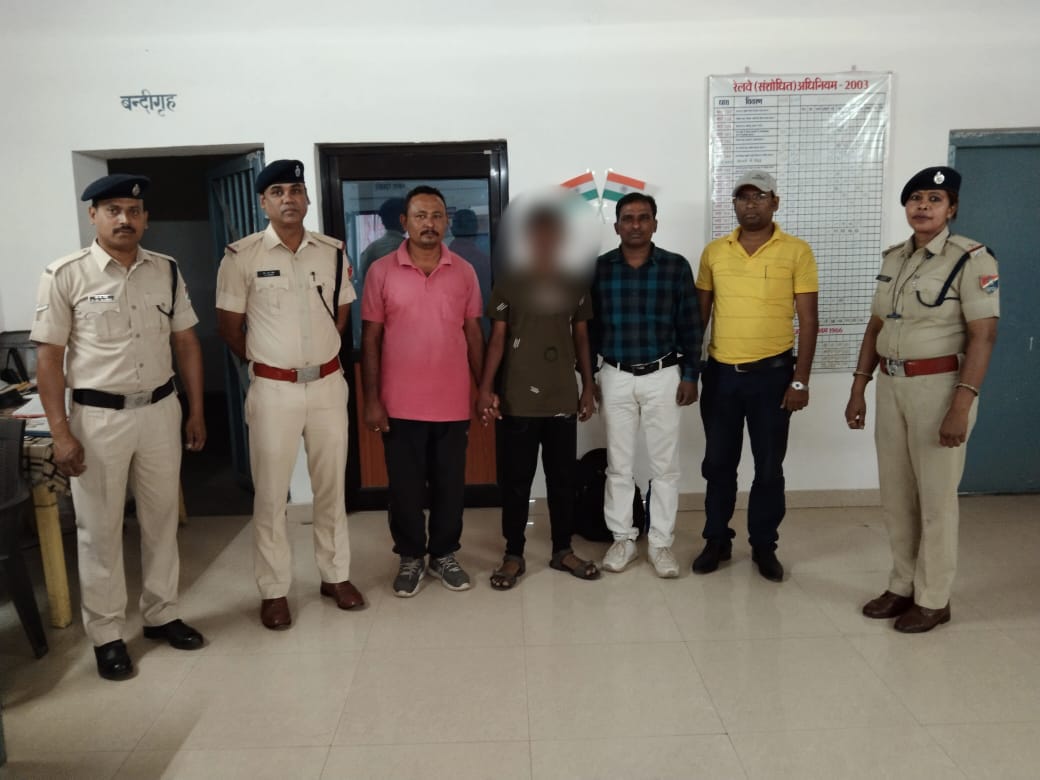 आजाद हिंद सुपरफास्ट ट्रेन से घर से भागे नाबालिग को आरपीएफ ने ढूंढकर महाराष्ट्र से आई पुलिस और परिजनों को किया सुपुर्द