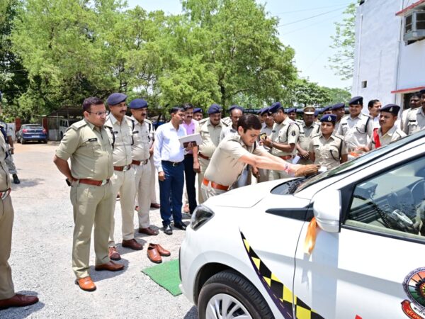 पुलिस अधीक्षक ने झंडी दिखाकर हाईवे पेट्रोलिंग वाहन को किया रवाना