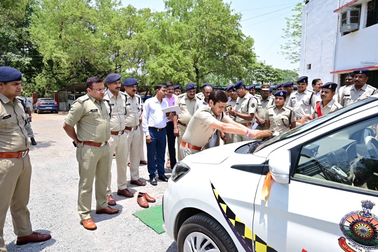 पुलिस अधीक्षक ने झंडी दिखाकर हाईवे पेट्रोलिंग वाहन को किया रवाना