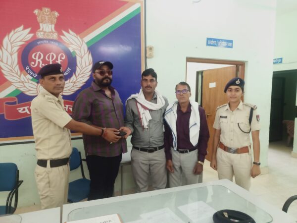 हजारों रुपए नगद लोको पायलट तथा आरपीएफ बिलासपुर ने  इमानदारी से लौटाया एक यात्री का पर्स