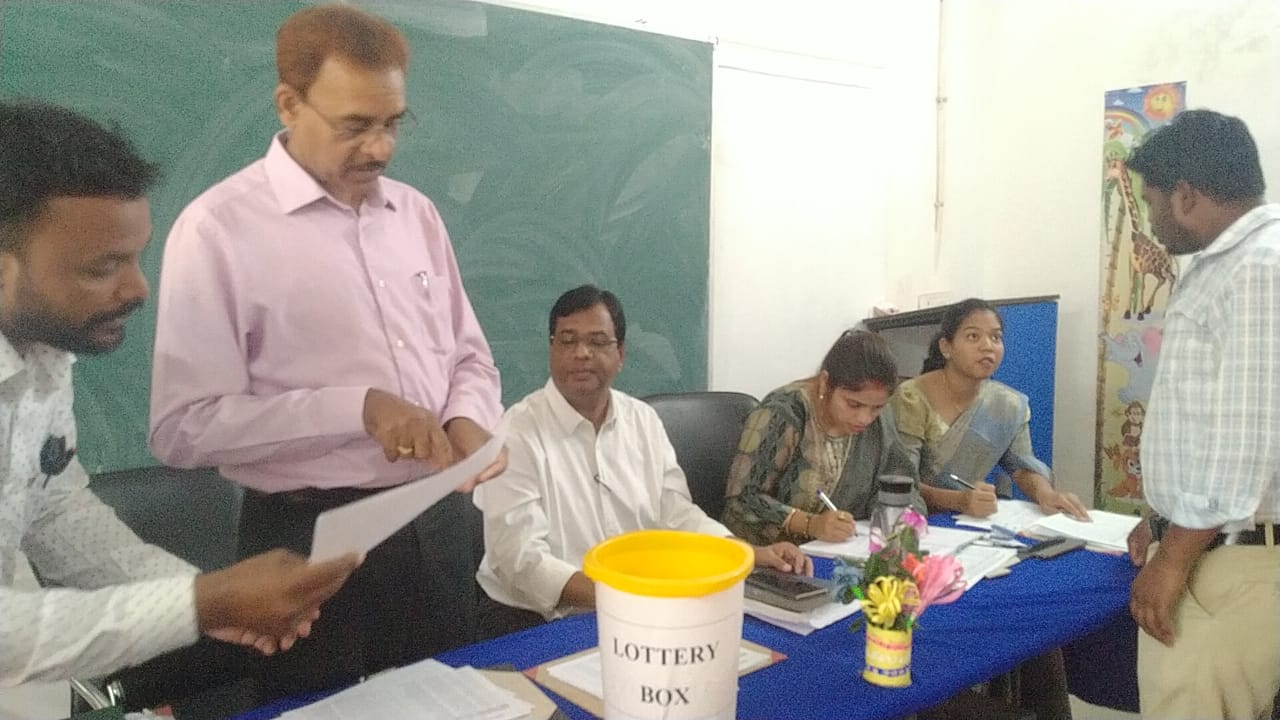 स्वामी आत्मानंद शासकीय उत्कृष्ट अंग्रेजी माध्यम विद्यालय जशपुर में लाटरी के माध्यम से 40 विद्यार्थी चयनित हुए