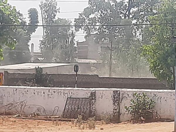 बस्ती के बीचो बीच अवैध राखड़ कारखाना संचालित प्रदूषण से हो रहा लोगों का स्वास्थ्य खराब कलेक्टर से की गई शिकायत