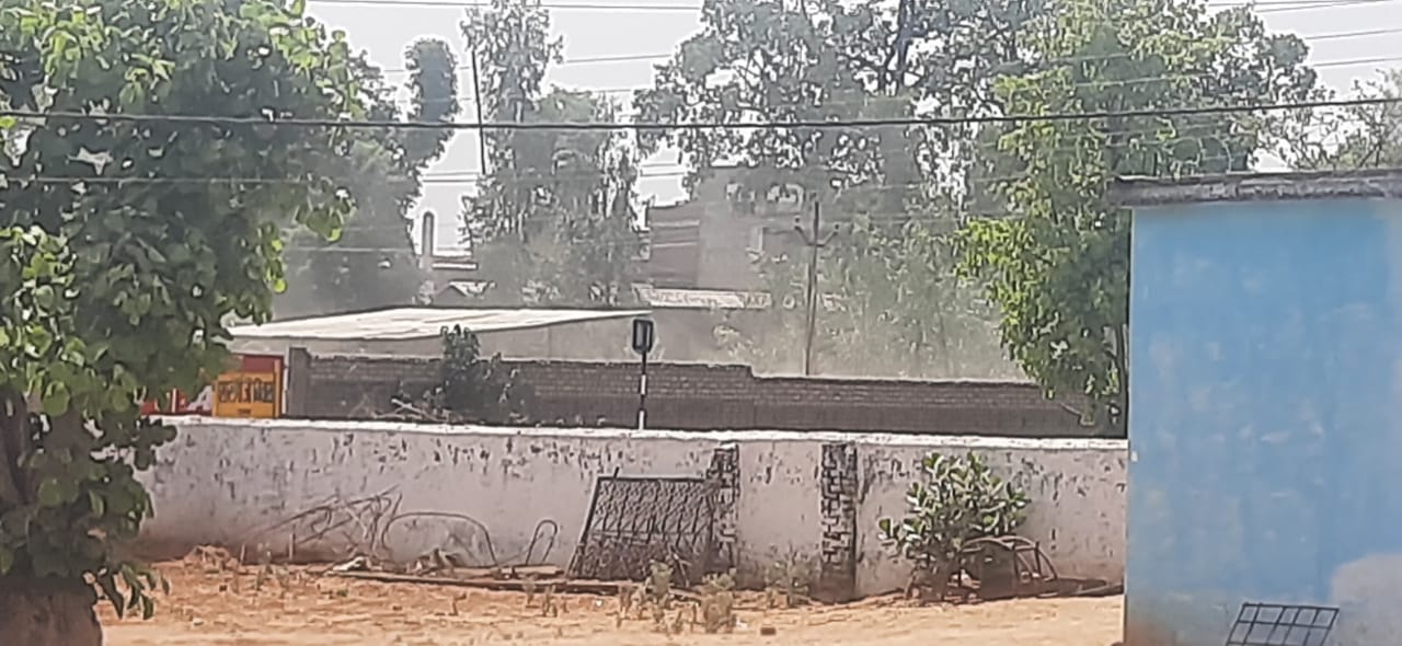 बस्ती के बीचो बीच अवैध राखड़ कारखाना संचालित प्रदूषण से हो रहा लोगों का स्वास्थ्य खराब कलेक्टर से की गई शिकायत