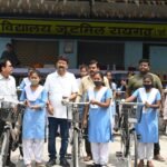 जब विधायक के हाथों सायकल की चाबी पाकर गदगद हो गई छात्राएं<br>जगदेव पाठशाला में विधायक प्रकाश नायक ने छात्राओं को किया सायकल वितरण