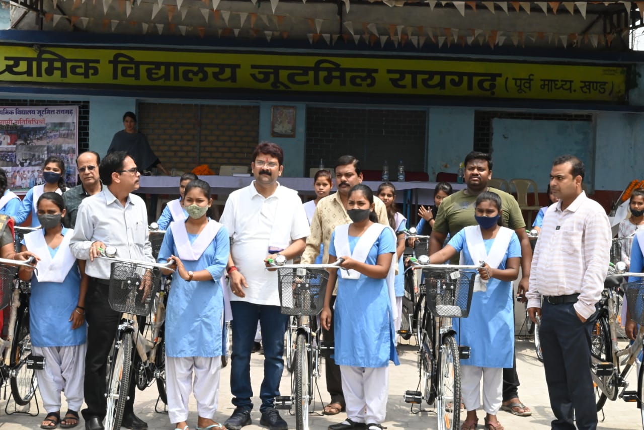 जब विधायक के हाथों सायकल की चाबी पाकर गदगद हो गई छात्राएंजगदेव पाठशाला में विधायक प्रकाश नायक ने छात्राओं को किया सायकल वितरण