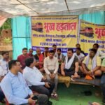बेलगहना –  रेल ठहराव आंदोलन के तीसरे दिन हड़तालियों से मिलने जिला प्रशासन के अधिकारी पहुंचे