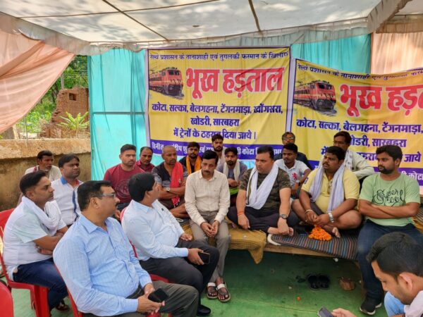 बेलगहना –  रेल ठहराव आंदोलन के तीसरे दिन हड़तालियों से मिलने जिला प्रशासन के अधिकारी पहुंचे