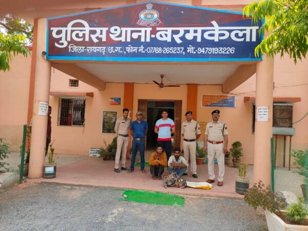 अवैध गांजा बिक्री करने मोटरसाइकिल पर घूम रहा युवक गिरफ्तार….