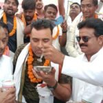 रेलवे के आश्वासन के बाद खत्म हुई भूख हड़ताल<br>मांगे पूरी न होने पर खोडरी से किया जायेगा पद यात्रा<br>मुंड मुडाकर किया विरोध प्रदर्शन बोरे बासी खिलाकर तोड़ा गया अनशन