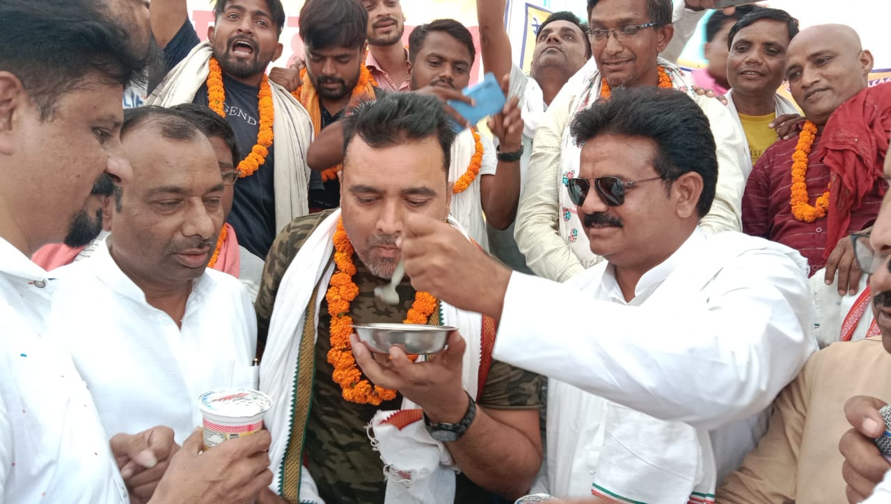रेलवे के आश्वासन के बाद खत्म हुई भूख हड़तालमांगे पूरी न होने पर खोडरी से किया जायेगा पद यात्रामुंड मुडाकर किया विरोध प्रदर्शन बोरे बासी खिलाकर तोड़ा गया अनशन