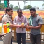 SP ने मजदूरों को भीषण गर्मी के चलते लस्सी और कोल्ड ड्रिंक पिलाया