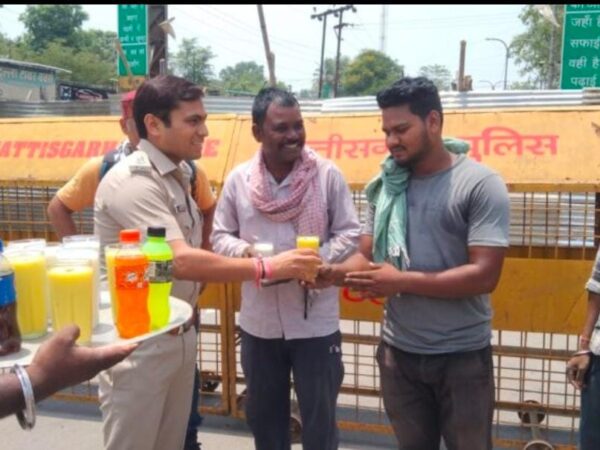 SP ने मजदूरों को भीषण गर्मी के चलते लस्सी और कोल्ड ड्रिंक पिलाया
