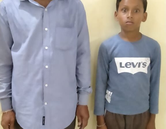 गुम बालक की सरगर्मी से तलाश कर 2 घंटे के भीतर चक्रधरनगर पुलिस की परिजनों के सुपुर्द….