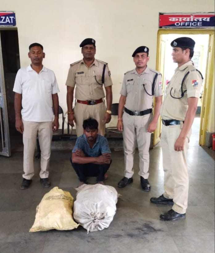 शहडोल आरपीएफ ने माल गाड़ी से कोयला चोरी करते एक व्यक्ति को रंगे हाथों गिरफ्तार किया