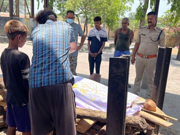 मां के निधन बाद बच्चों को अपने नहीं मिले तो पहुंचे टीआई के पास, टीआई ने कराया अंतिम संस्कार.