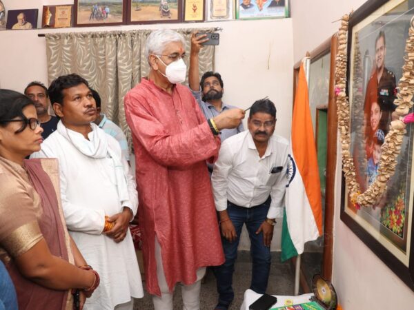 शहीद कर्नल विप्लव त्रिपाठी को स्वास्थ्य मंत्री श्री टी.एस.सिंहदेव ने दी श्रद्धांजलि