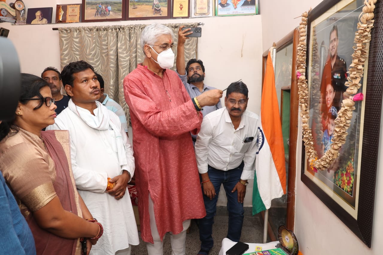 शहीद कर्नल विप्लव त्रिपाठी को स्वास्थ्य मंत्री श्री टी.एस.सिंहदेव ने दी श्रद्धांजलि