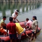 महानदी में तेज आंधी से मछुआरा दम्पत्ति की नाव नदी में पलटी….सरिया पुलिस और नगर सैनिक गोताखोर टीम  को नदी में मिला महिला का शव….
