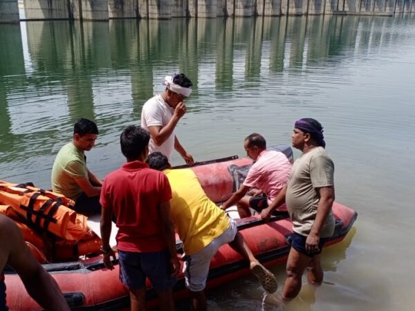 महानदी में तेज आंधी से मछुआरा दम्पत्ति की नाव नदी में पलटी….सरिया पुलिस और नगर सैनिक गोताखोर टीम  को नदी में मिला महिला का शव….
