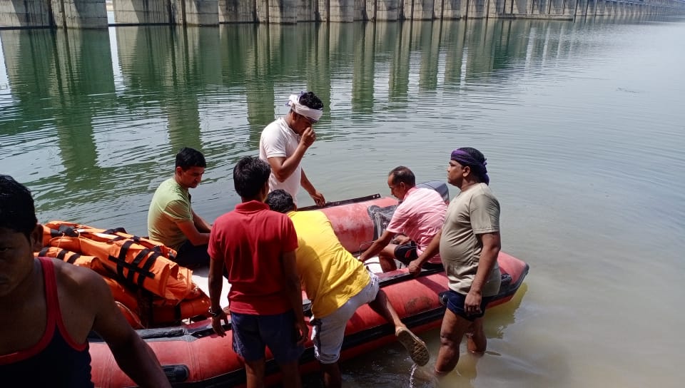 महानदी में तेज आंधी से मछुआरा दम्पत्ति की नाव नदी में पलटी….सरिया पुलिस और नगर सैनिक गोताखोर टीम  को नदी में मिला महिला का शव….