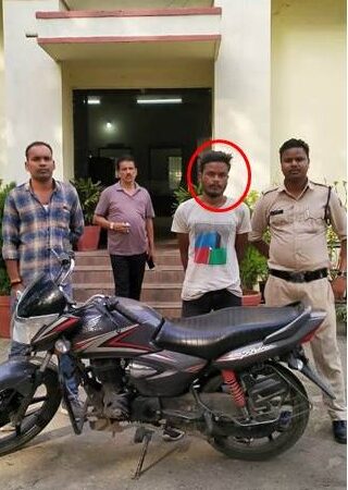 चोरी की बाइक बिक्री के लिए ग्राहक से सौदा तय कर रहा युवक आया चक्रधरनगर पुलिस के हाथ….