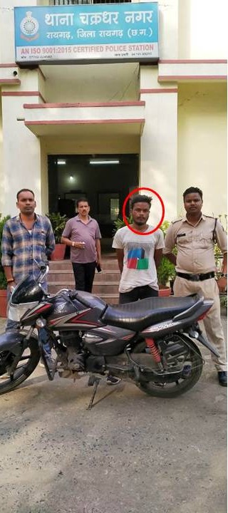 चोरी की बाइक बिक्री के लिए ग्राहक से सौदा तय कर रहा युवक आया चक्रधरनगर पुलिस के हाथ….