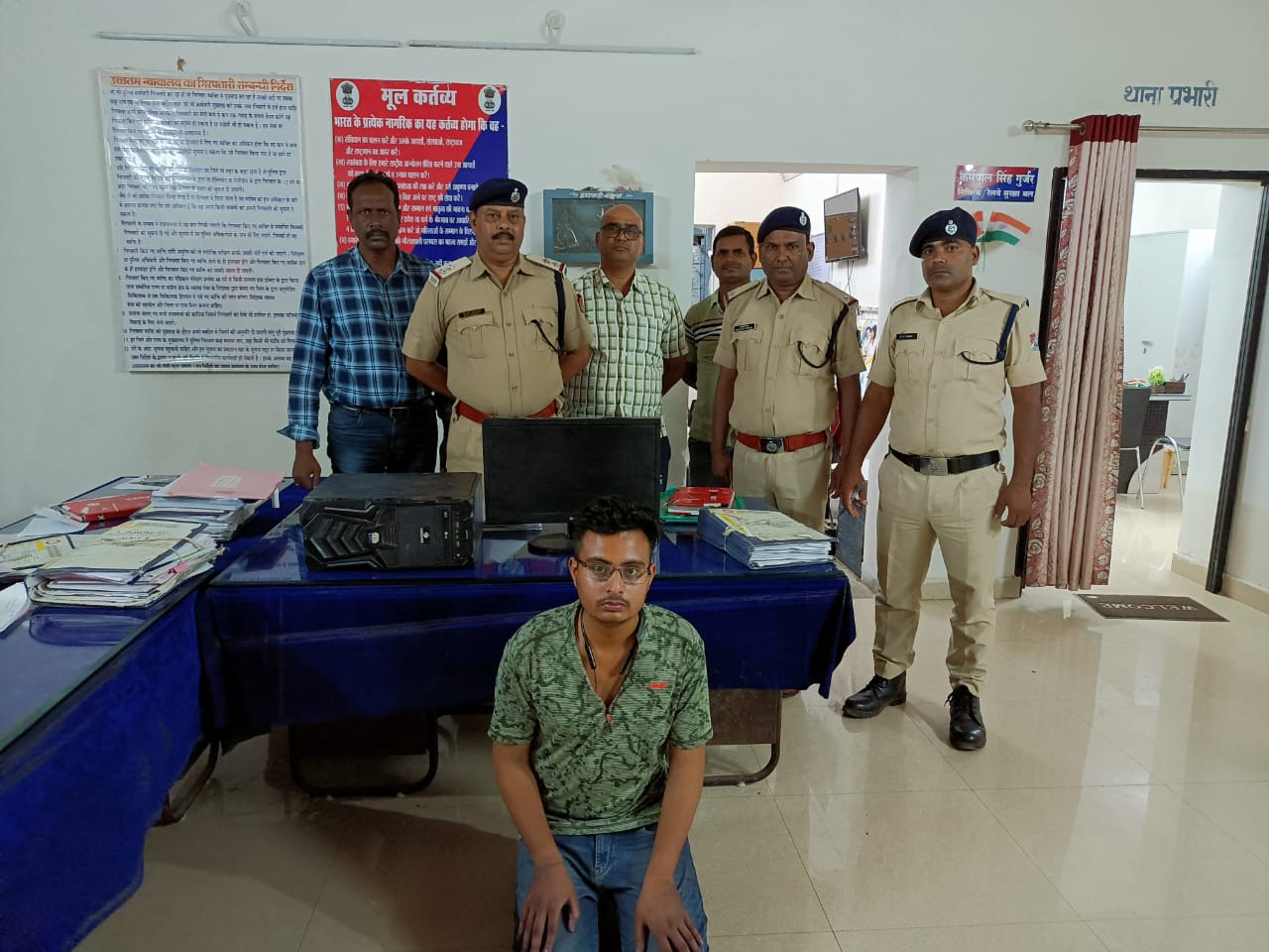 आरपीएफ़ भाटापारा ने बेमेतरा के नवागढ़ में दबिश देकर हजारों की 17 ई टिकट के साथ एक युवक को किया गिरफ्तार