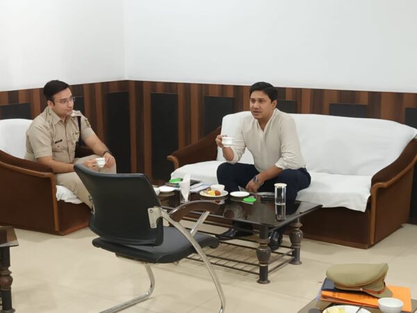 एसपी रायगढ व एसपी झारसुगुड़ा इंटर स्टेट कॉर्डिनेशन मीटिंग पर किये शांतिपूर्ण उपचुनाव कराने व अवैध मादक पदार्थो पर नकेल कसने पर चर्चा….