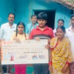 बस्तर में मुख्यमंत्री के निर्देश पर तत्काल अमल, दृष्टिबाधित भाई-बहन भानुप्रिया और खलेन्द्र को मिला 1.50 लाख रूपए का चेक