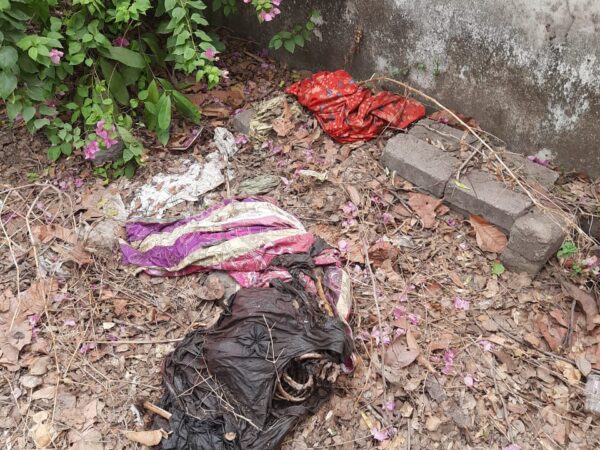 रेलवे कॉलोनी के बंद क्वाटर के बाउंडी पर मिला अज्ञात व्यक्ति का शव, कोतवाली पुलिस जुटी जांच में…..
