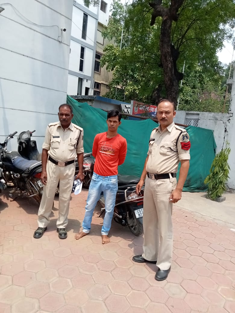 शहर के ईशा नगर मैदान के पास स्कुटी पर 10 लीटर महुआ के साथ आरोपी गिरफ्तार, कोतवाली पुलिस ने भेजा रिमांड पर