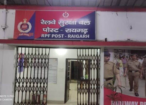 आरपीएफ़ टीआई राजेश वर्मा ने टीम के साथ खरसिया में दबिश देकर दो साल से फरार आरोपियों को किया गिरफ्तार