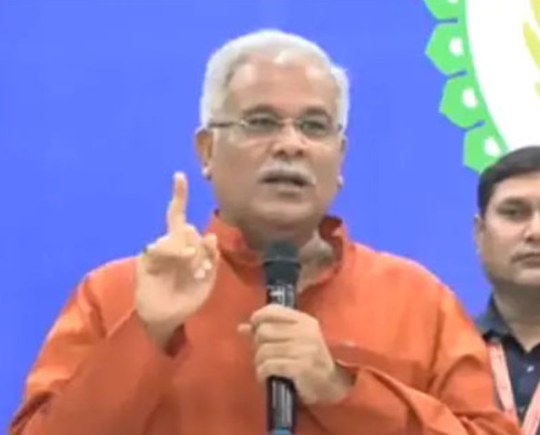 प्रदेश के टॉपर छात्र -छात्राओं को हेलीकॉप्टर सैर कराएगी, मुख्यमंत्री दूसरे दिन के दौरे में बलरामपुर पहुंचे