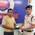 आरपीएफ बिलासपुर यात्री का 40 हजार का खोया मोबाइल सुपुर्द किया
