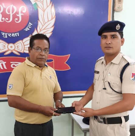 आरपीएफ बिलासपुर यात्री का 40 हजार का खोया मोबाइल सुपुर्द किया