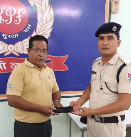 आरपीएफ बिलासपुर यात्री का 40 हजार का खोया मोबाइल सुपुर्द किया