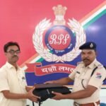 आरपीएफ बिलासपुर द्वारा फिर पेश किया गया ईमानदारी का मिसाल यात्री का छूटा लैपटॉप सौपा गया