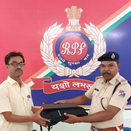 आरपीएफ बिलासपुर द्वारा फिर पेश किया गया ईमानदारी का मिसाल यात्री का छूटा लैपटॉप सौपा गया