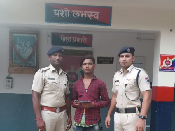 ट्रेन में यात्रियों के छुटे मोबाइल को लौटाया आरपीएफ रायपुर ने