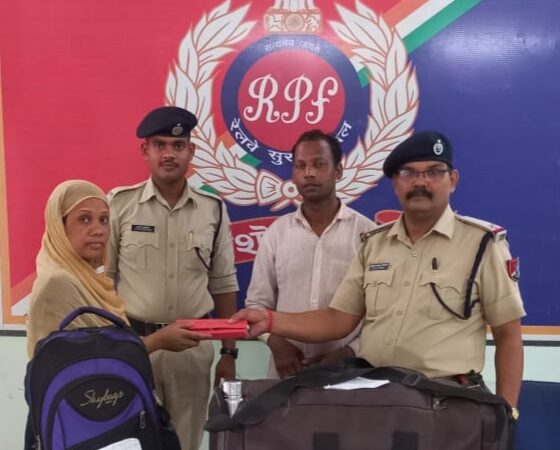 RPF बिलासपुर ने जशपुर के एक ब्यक्ति की छूटी बेग को लौटाया कैश सहित 10हजार का सामान था