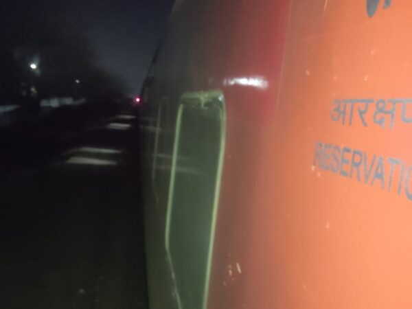 सारनाथ एक्सप्रेस को न्यू कटनी में 2 घँटे से रोक कोयले की खाली रैक को रवाना की जा रही है, यात्री हो रहे है परेशान
