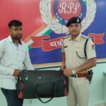 रायगढ के यात्री का ट्रेन में छूटा बैग रेलवे सुरक्षा बल बिलासपुर ने सुपुर्द किया