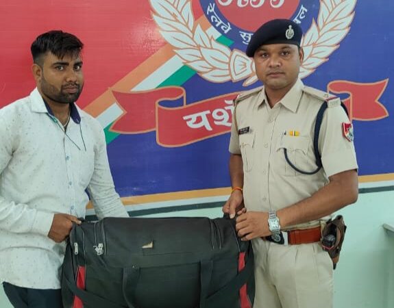 रायगढ के यात्री का ट्रेन में छूटा बैग रेलवे सुरक्षा बल बिलासपुर ने सुपुर्द किया