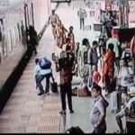 चलती ट्रेन में चढ़ने के प्रयास में महिला का पैर फिसला आरपीएफ़ जवान ने हाथ खींचकर बचाई जान