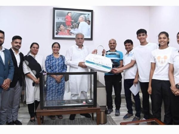 थॉमस कप विजेता भारतीय टीम ने मुख्यमंत्री श्री भूपेश बघेल के लिए भेजा हस्ताक्षर किया हुआ बैडमिंटन किट