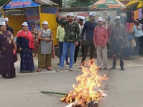 नगरनार इस्पात संयंत्र का एनएमडीसी को लीज़ पर दिए जाने के विरोध में आम आदमी पार्टी ने किया भूपेश बघेल का पुतला दहन