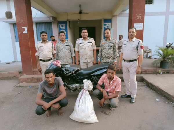 पल्सर मोटरसाइकिल पर 30 लीटर महुआ शराब के साथ दो आरोपी गिरफ्तार, पूंजीपथरा पुलिस की कार्यवाही….